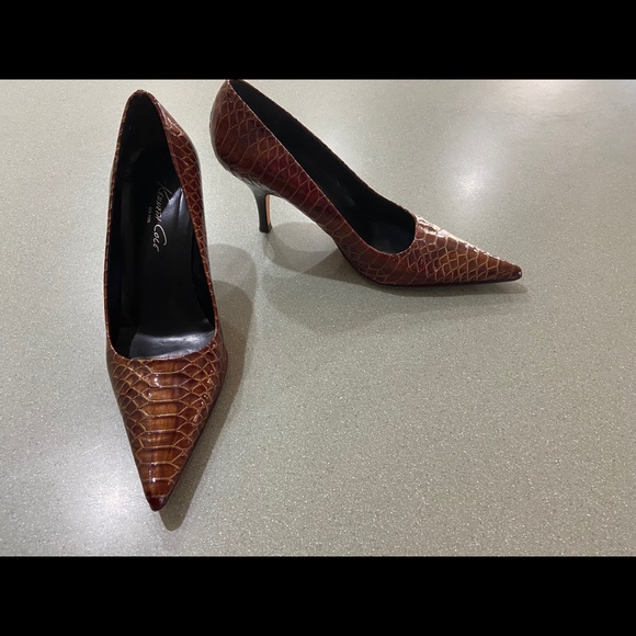 Kenneth Cole alligator print patent leather pumps - Picture 5 of 13